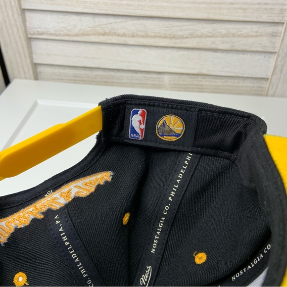Mitchell & Ness Golden State Nostalgia Black and Yellow Velvet Flat Bill Hat - Picture 10 of 12